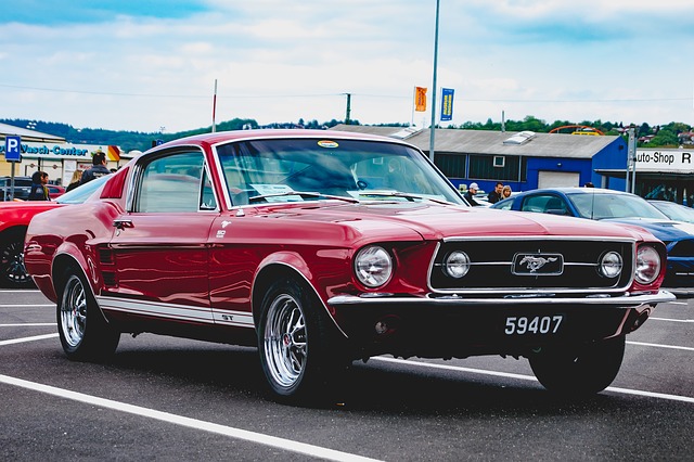 Czerwony, zabytkowy Ford Mustang z 1964 roku na parkingu